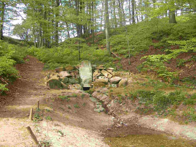 Bergquelle mit Inschrift im Seifersdorfer Tal